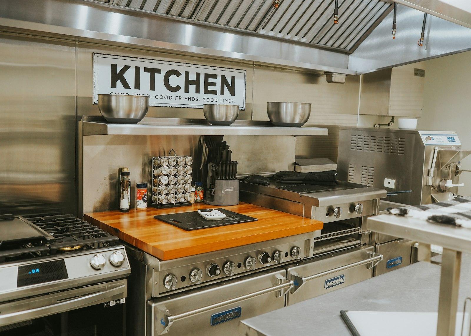 Dapur restoran profesional dengan peralatan stainless steel