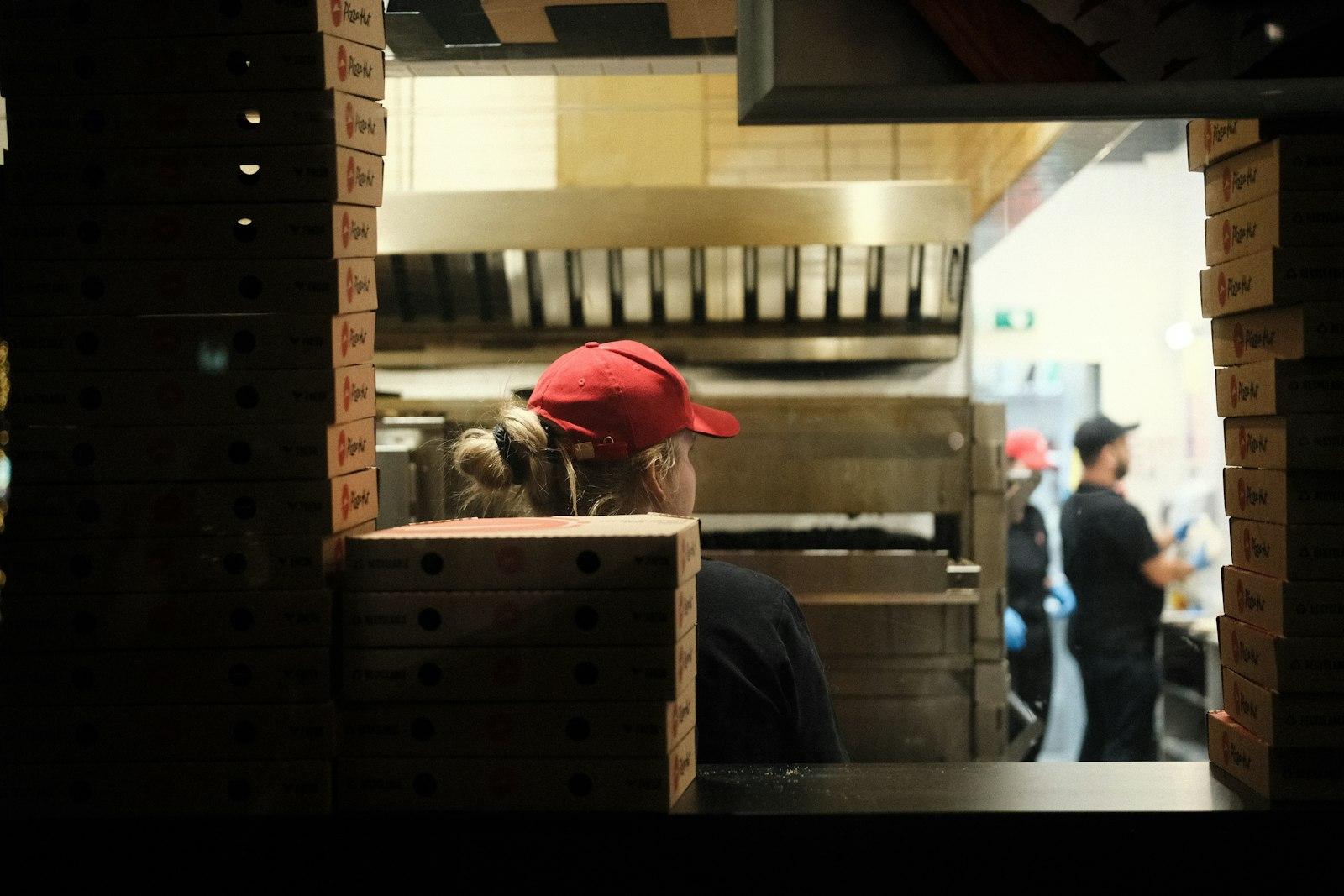 Tim dapur restoran pizza bekerja di balik counter sibuk