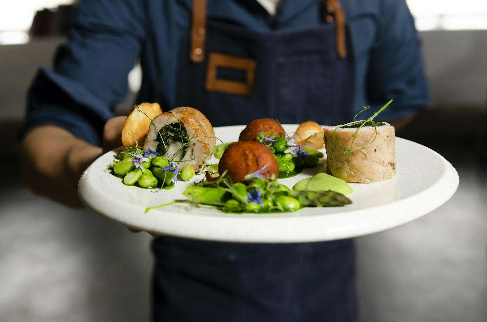 Hidangan daging matang dalam penyajian restoran profesional
